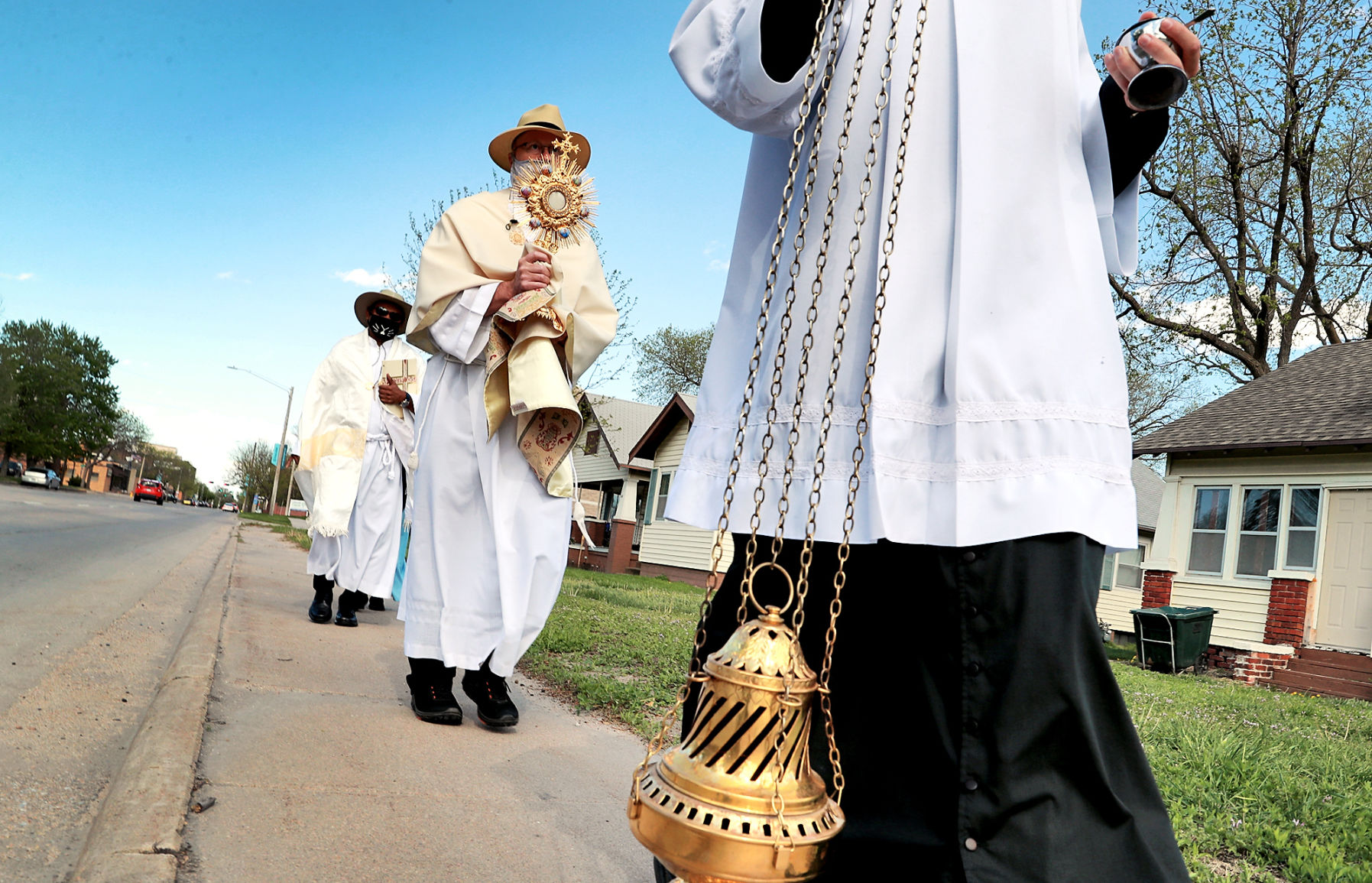 050720_EucharisticProcession005_bjs.JPG